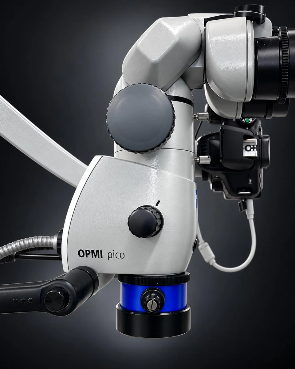 Vista lateral do microscópio Zeiss OPMI pico da Fenelon